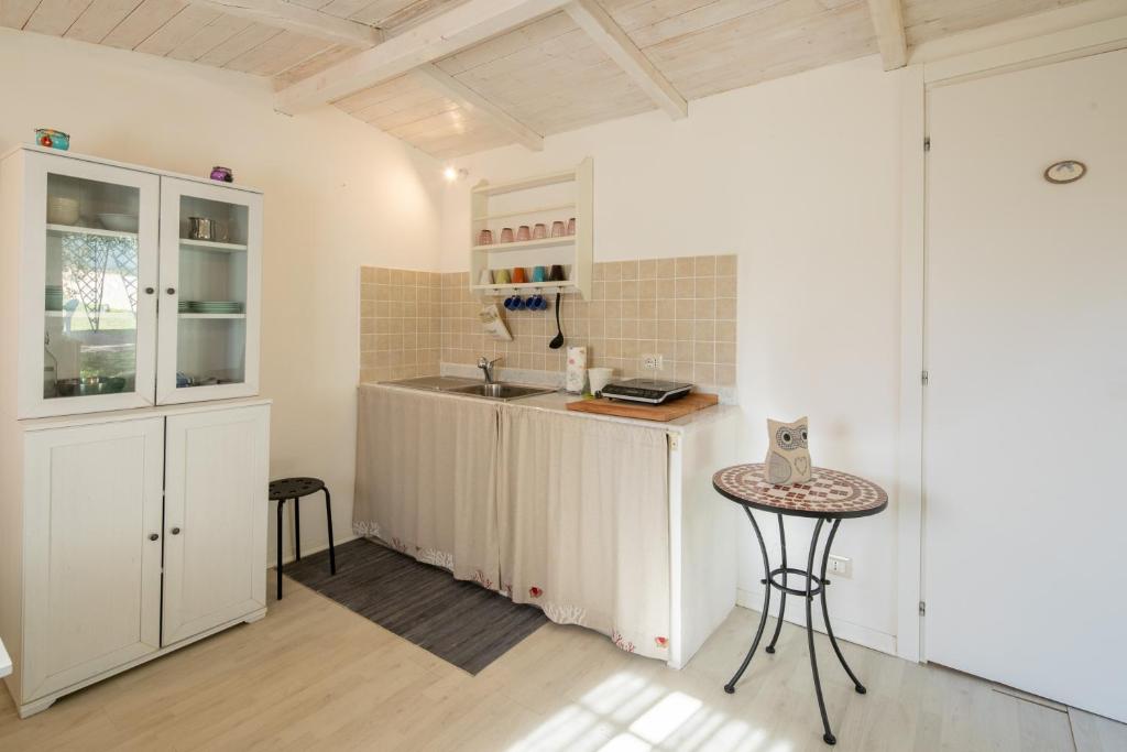 A kitchen or kitchenette at Casale Quadrifoglio by Mmega