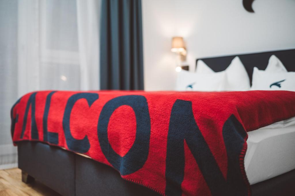 سرير أو أسرّة في غرفة في Falcon Suites Kaprun - Summercard included