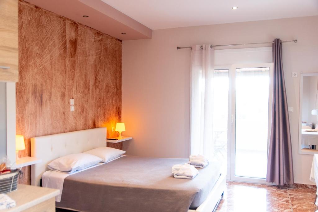 Postel nebo postele na pokoji v ubytování Sunset Apartments Free shuttle from Athen's Airport