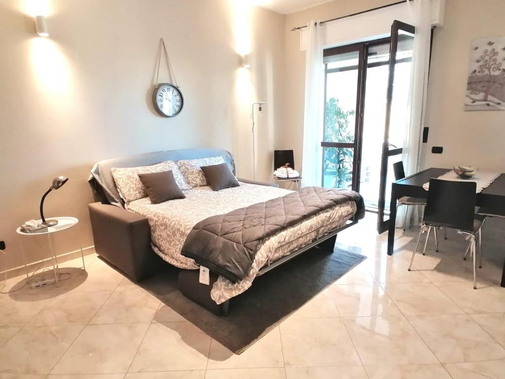 A bed or beds in a room at Sophia' s house appartamento Quartello