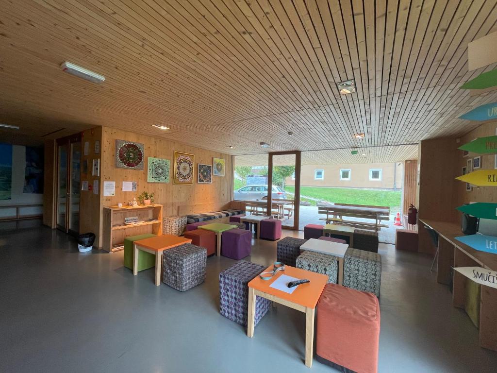 Posezení v ubytování Youth Hostel Punkl