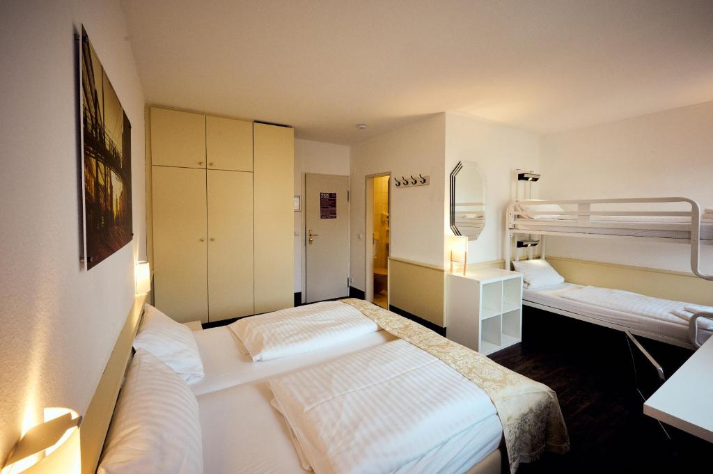 Postel nebo postele na pokoji v ubytování THE 4YOU Hostel & Hotel Munich