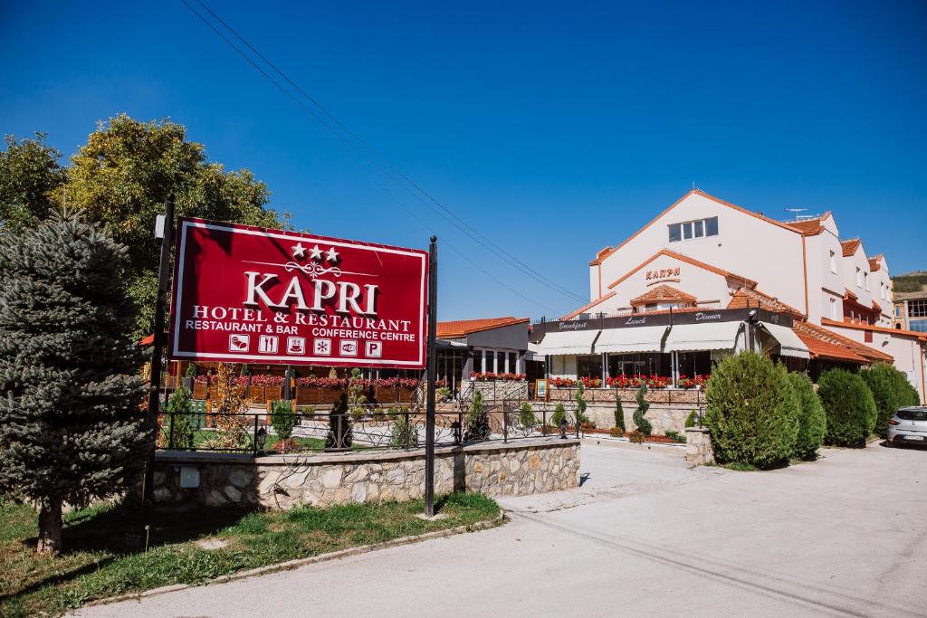 una señal para un hotel frente a un edificio en Hotel Kapri, en Bitola