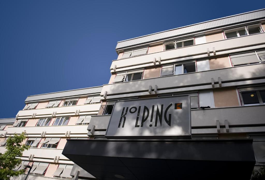 un edificio blanco alto con la palabra saltando sobre él en Kolping Gästehaus, en Klagenfurt