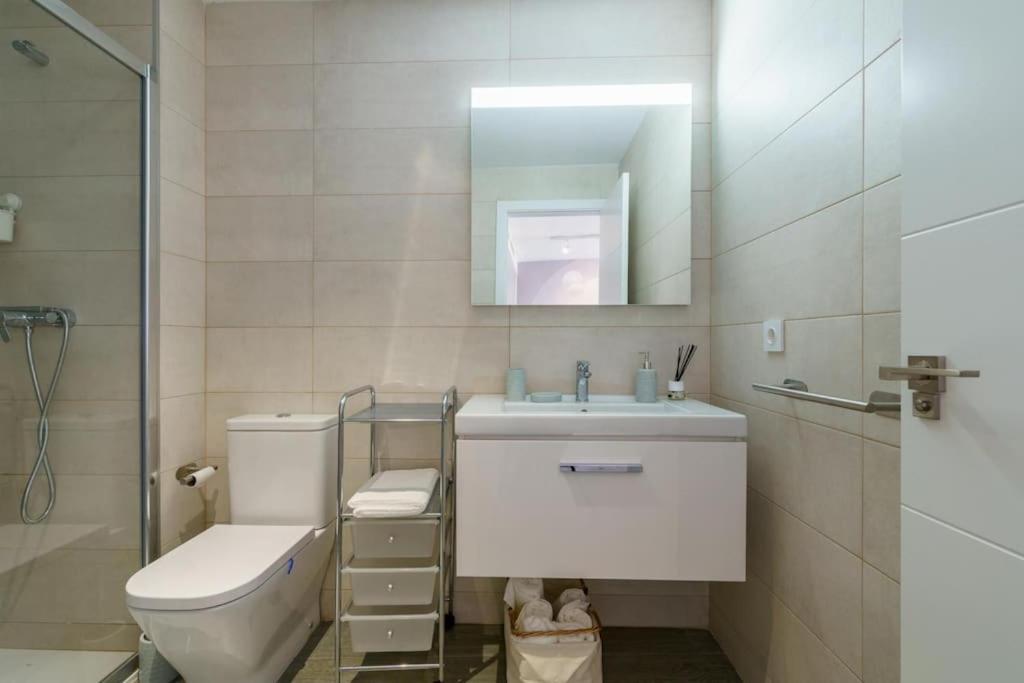 A bathroom at Teatinos Sky Garden I