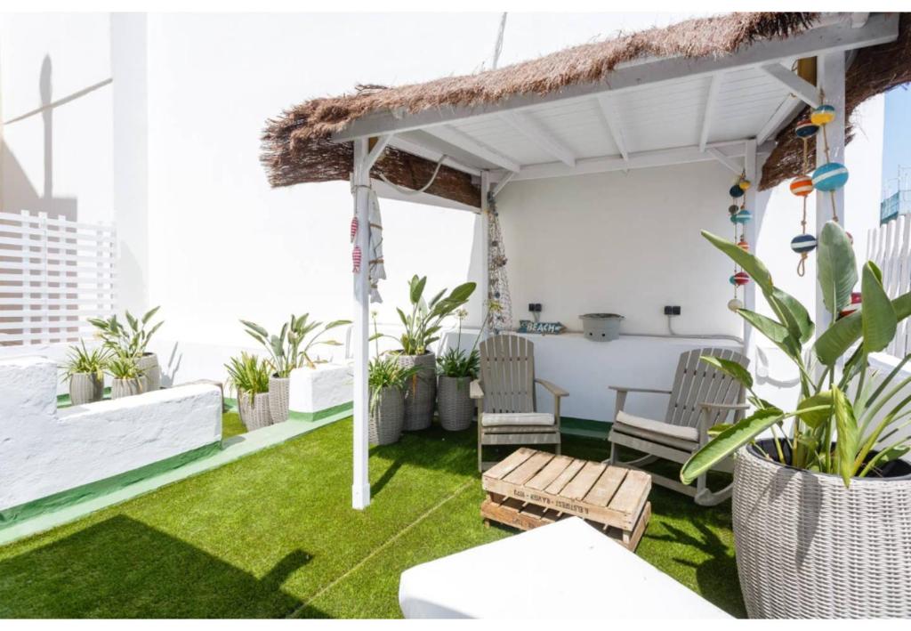 Vonkajšia záhrada v ubytovaní TERRAZA-Caleta Beach Home by Cadiz4Rentals