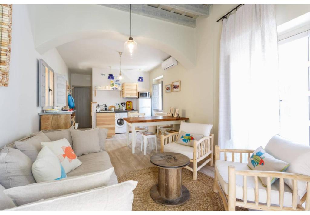Kuchyňa alebo kuchynka v ubytovaní TERRAZA-Caleta Beach Home by Cadiz4Rentals
