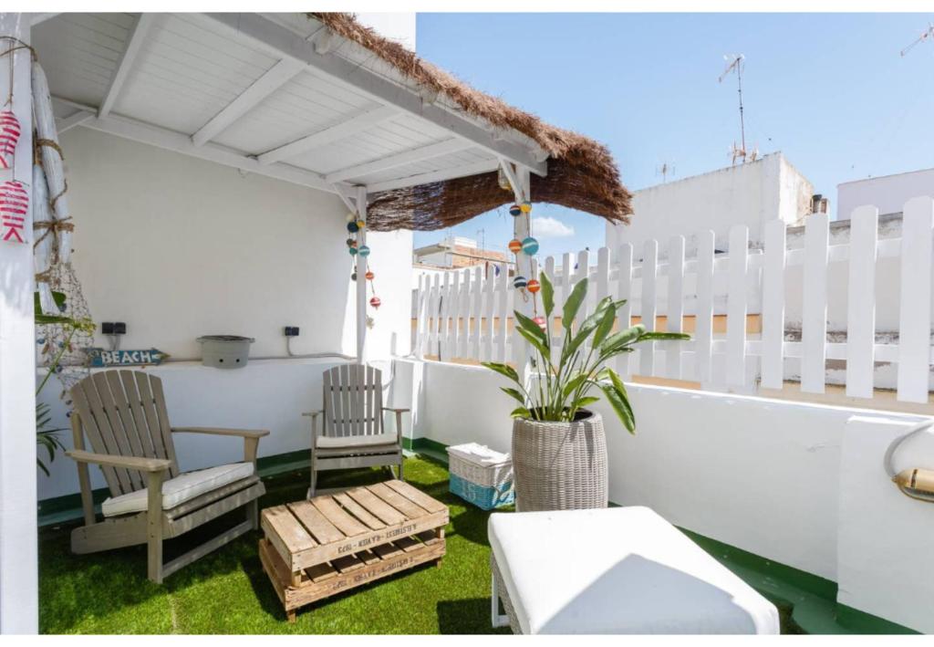 Balkón alebo terasa v ubytovaní TERRAZA-Caleta Beach Home by Cadiz4Rentals
