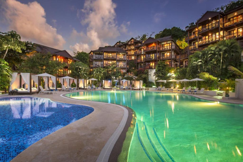 una gran piscina frente a un hotel en Superb Split Level Waterside Apt, Marigot Bay, St Lucia WI, en Castries