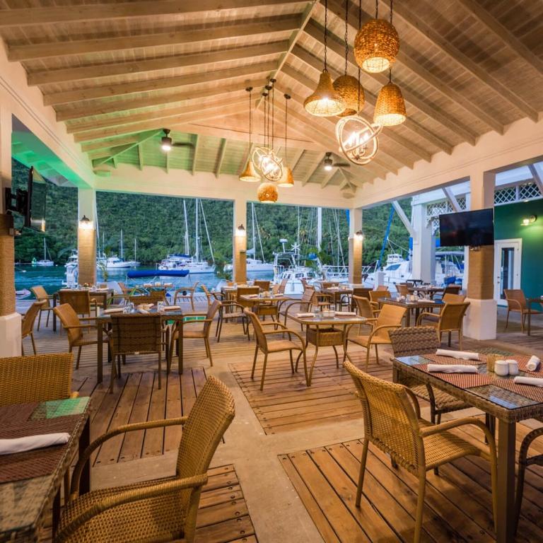 Un restaurante o sitio para comer en Superb Split Level Waterside Apt, Marigot Bay, St Lucia WI
