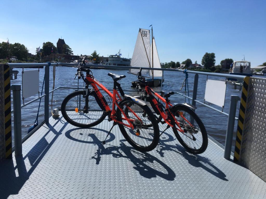 Jízda na kole v ubytování De Thuiskamer in Grou als B&B of Vakantiehuis nebo okolí