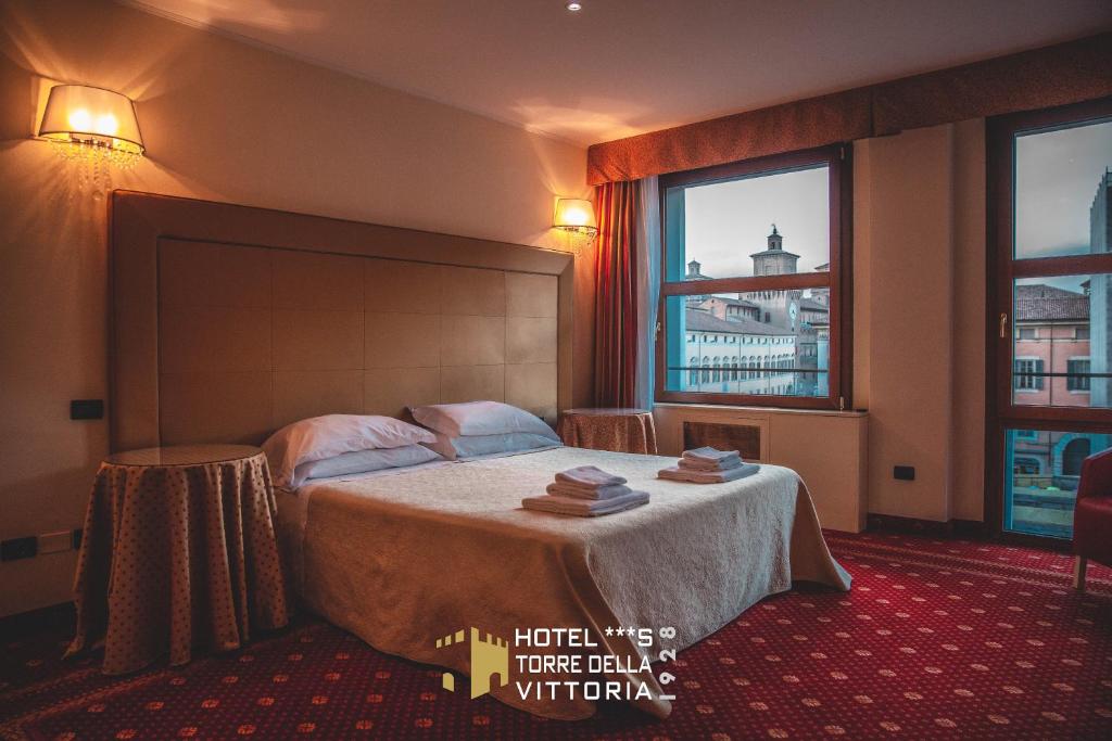 Postel nebo postele na pokoji v ubytování Hotel Torre della Vittoria 1928