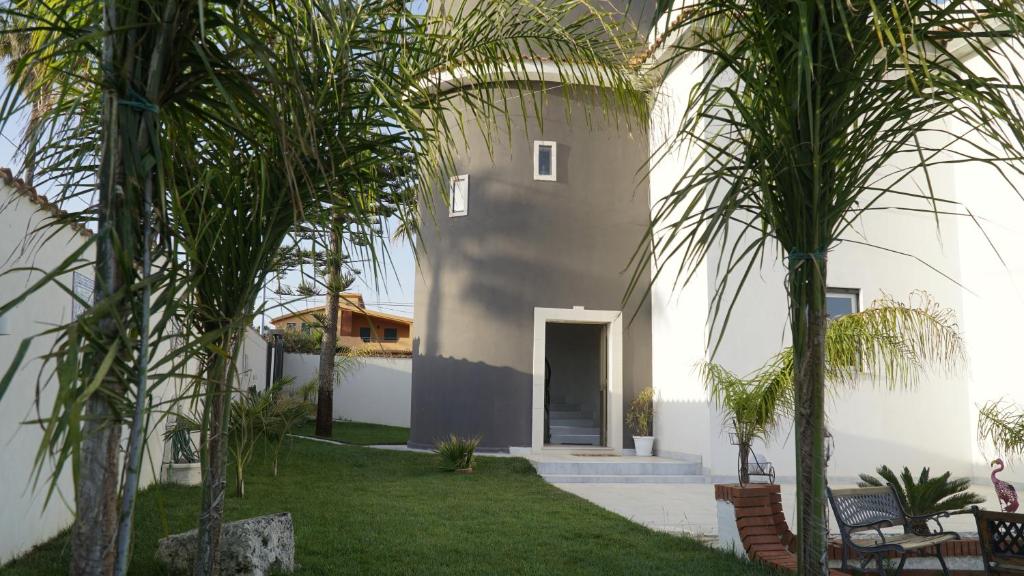 a house with palm trees in the yard at Deep Sea Residence in Agrigento