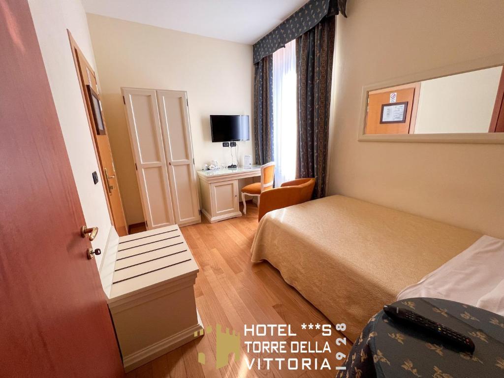 Postel nebo postele na pokoji v ubytování Hotel Torre della Vittoria 1928