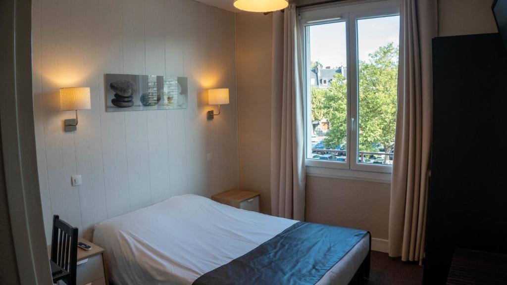 Postel nebo postele na pokoji v ubytování Hotel De l'Univers