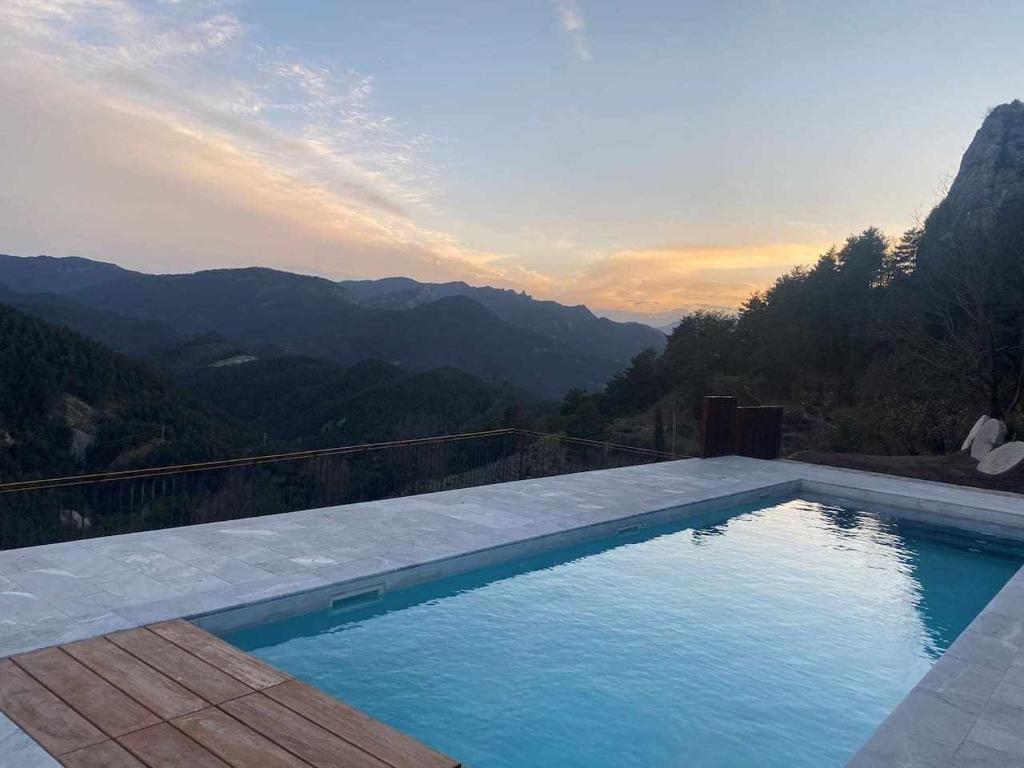 uma piscina com vista para as montanhas em Mas merolla casa para descanso familiar em Gombreny