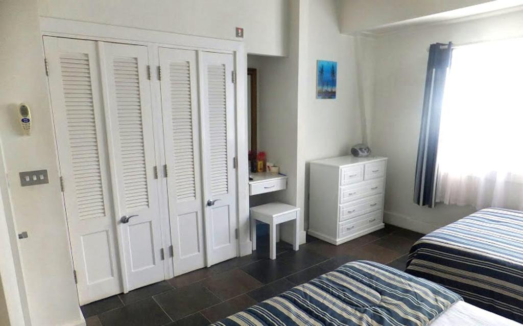 Cama o camas de una habitación en Superb Split Level Waterside Apt, Marigot Bay, St Lucia WI