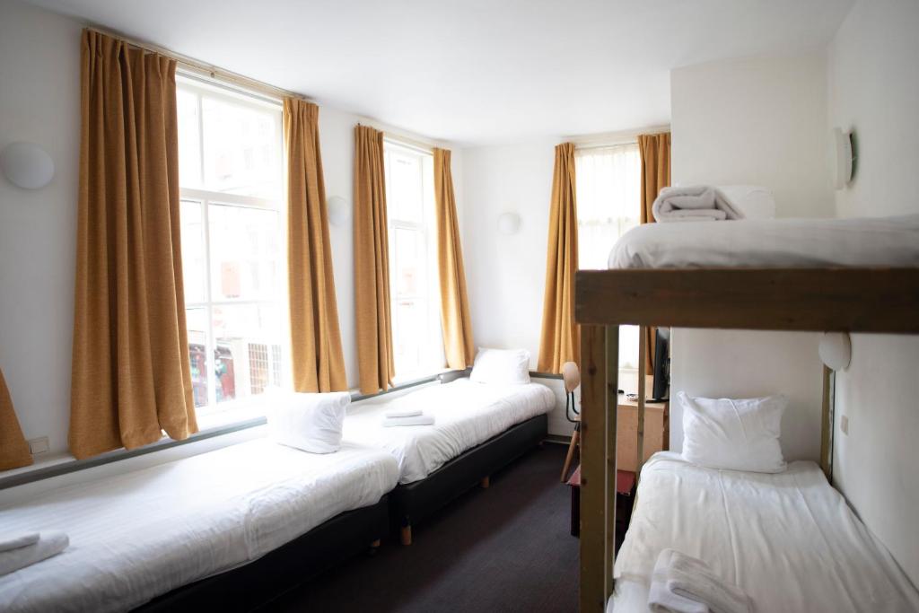 
Quadruple Room with Shared Bathroom
