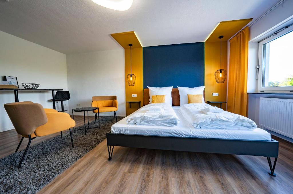 ヴィンターベルクにあるBlissberg Winterbergのベッドルーム1室(青いヘッドボードと椅子付きのベッド1台付)