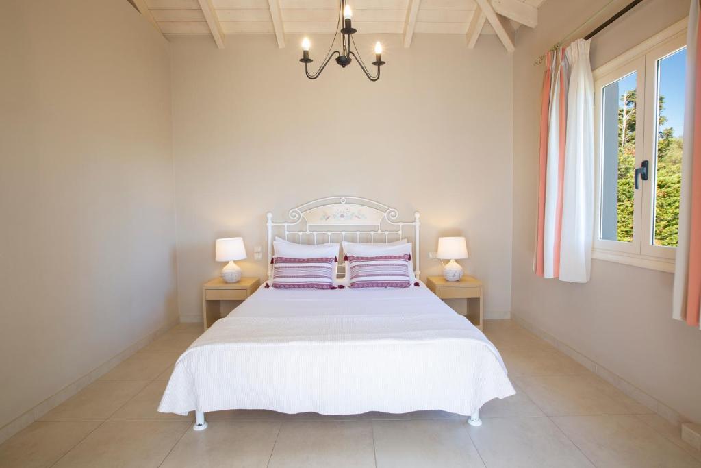 Łóżko lub łóżka w pokoju w obiekcie Ionian Luxury Villas