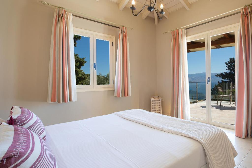 Łóżko lub łóżka w pokoju w obiekcie Ionian Luxury Villas