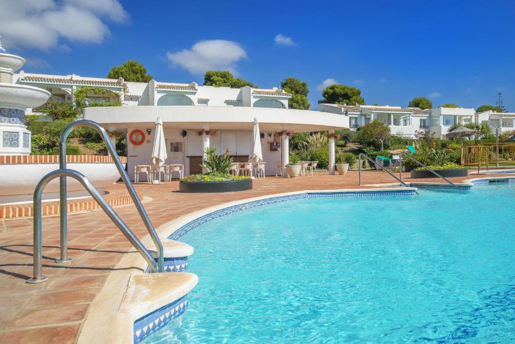 una piscina frente a una villa en Apartment Miraflores, en Mijas Costa