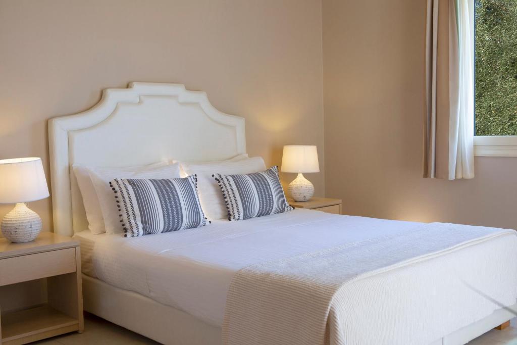 Łóżko lub łóżka w pokoju w obiekcie Ionian Luxury Villas