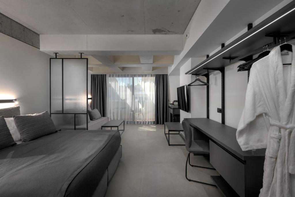 Postel nebo postele na pokoji v ubytování Essence Suites Downtown Suites - Adults Only
