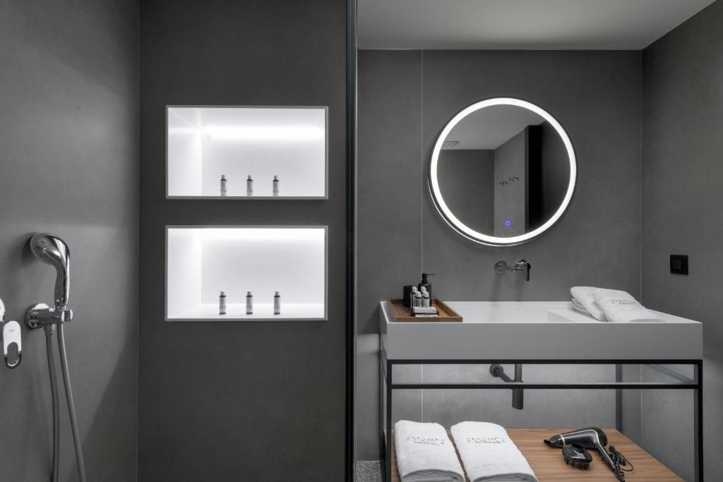 Postel nebo postele na pokoji v ubytování Essence Suites Downtown Suites - Adults Only