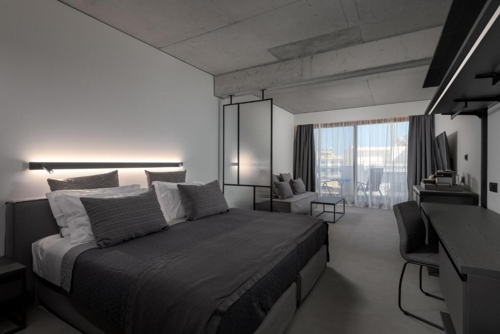 Postel nebo postele na pokoji v ubytování Essence Suites Downtown Suites - Adults Only