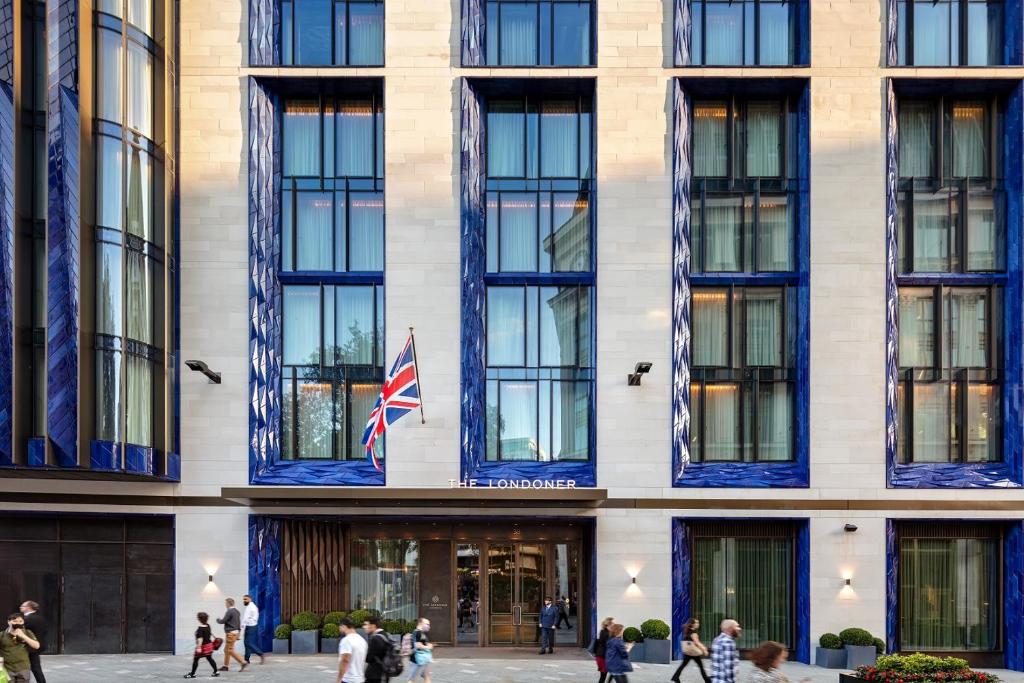 um edifício com pessoas a andar na frente dele em The Londoner em Londres