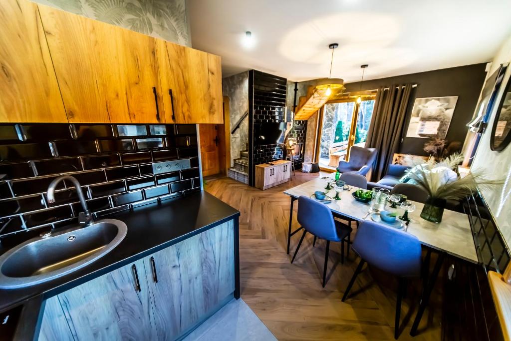 Kuchyň nebo kuchyňský kout v ubytování Hotel Bacówka Radawa & SPA