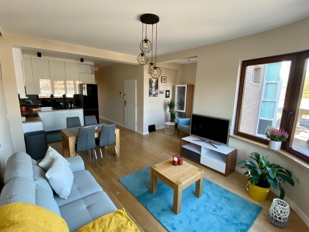 sala de estar con sofá y mesa en Appartements Gustav en Bruselas