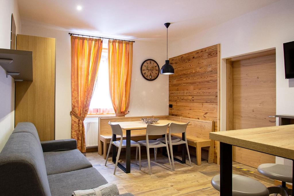 Televízia a/alebo spoločenská miestnosť v ubytovaní Residence Hotel Santa Maria piscina e wellness