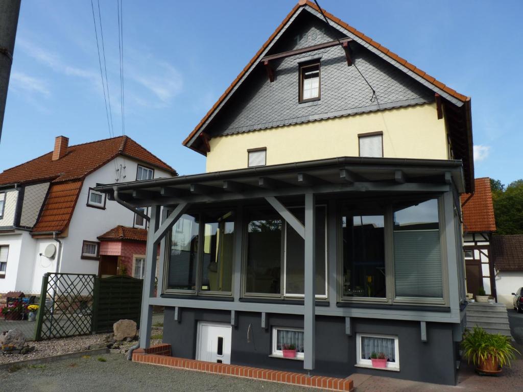 una casa con un porche cubierto en Ferienwohnung Rosenweg, en Schmalkalden