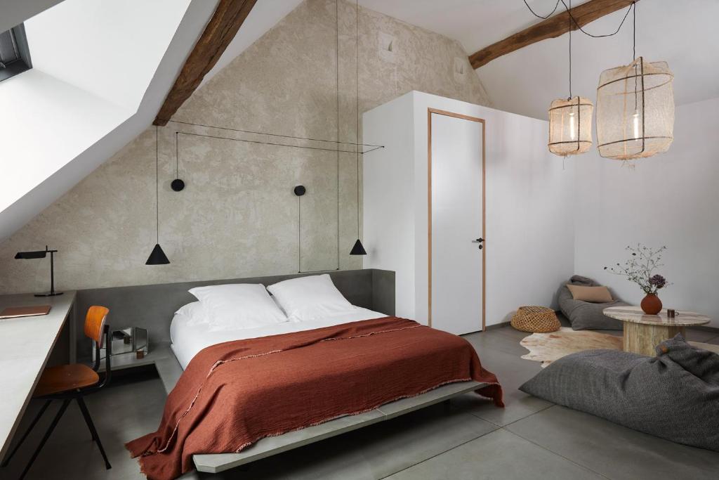 La Maison de Pommard tesisinde bir odada yatak veya yataklar