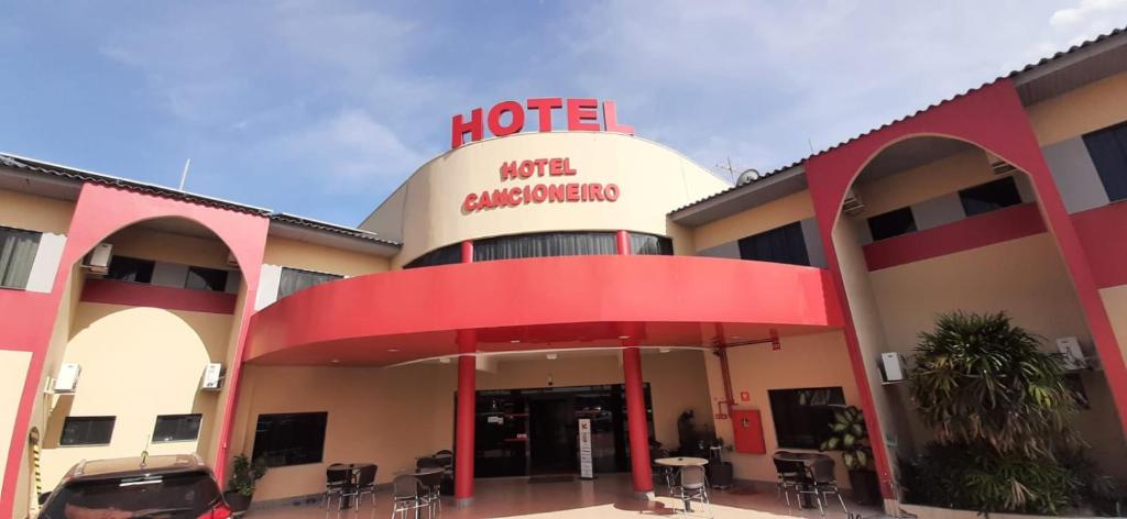 Un hotel con un cartel en la entrada. en Hotel Cancioneiro, en Sinop