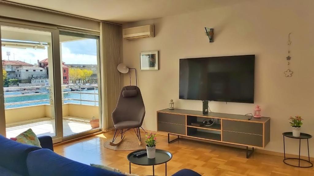 Televízia a/alebo spoločenská miestnosť v ubytovaní Mitra Zonata Pink