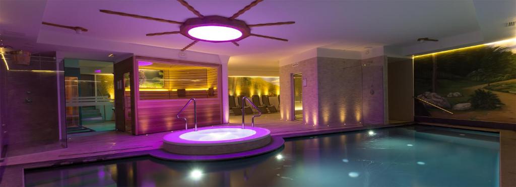 Bazén v ubytovaní Residence Hotel Santa Maria piscina e wellness alebo v jeho blízkosti