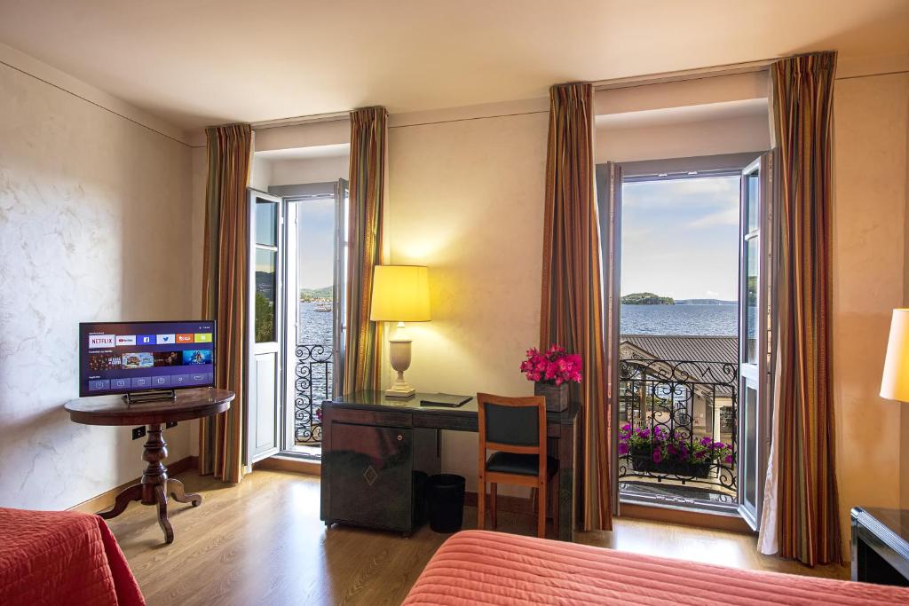 TV a/nebo společenská místnost v ubytování Intra Hotel