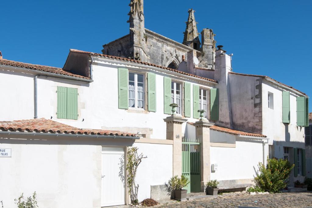 サン・マルタン・ド・レにあるMaison Santolineの緑の襖の白い家並み