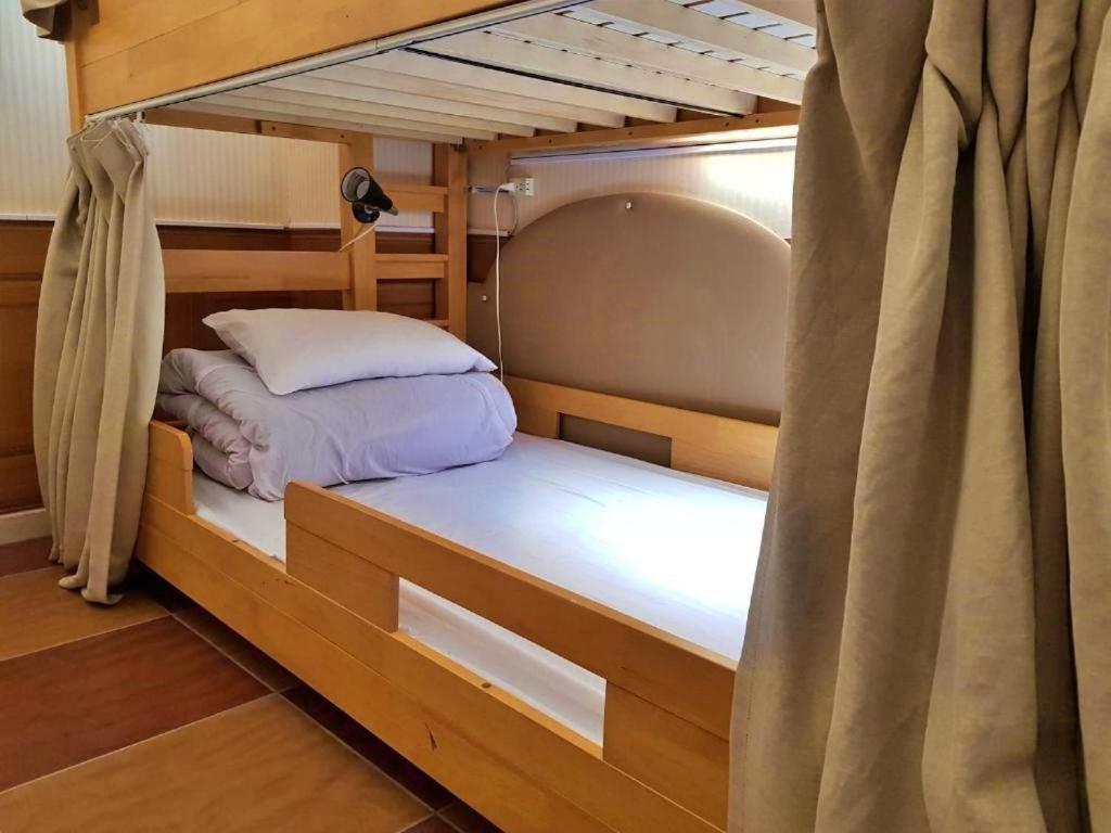 大阪市にあるぴーすはうす寿々波の二段ベッドが備わるドミトリールームのベッド1台分です。