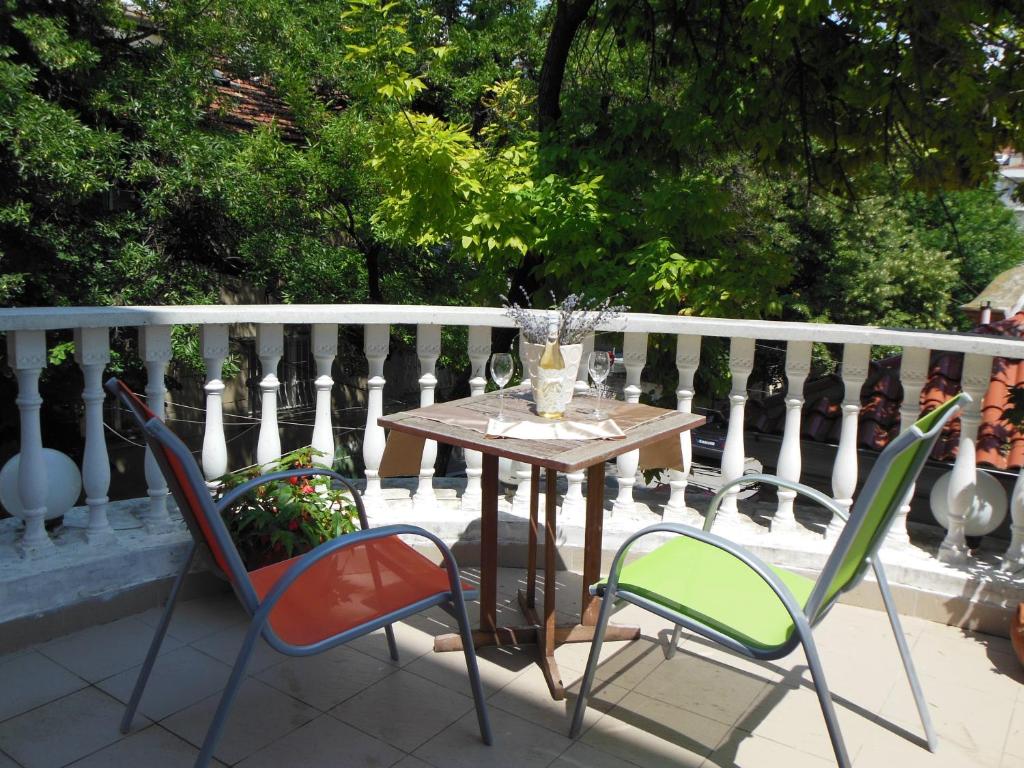 una mesa y sillas sentadas en un balcón en Florence Studio, en Varna