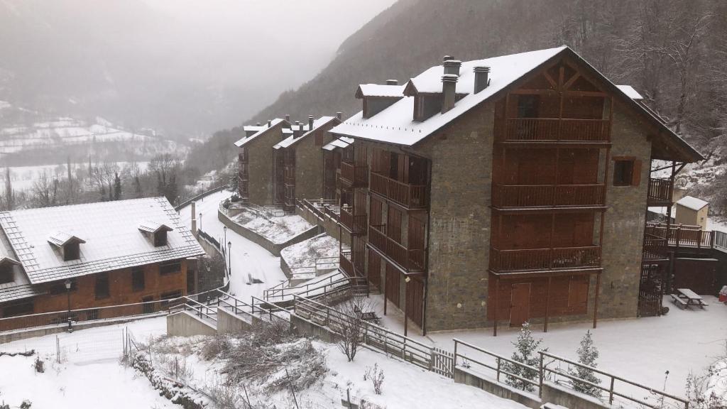 un gran edificio con nieve en el techo en Espui1, en Central