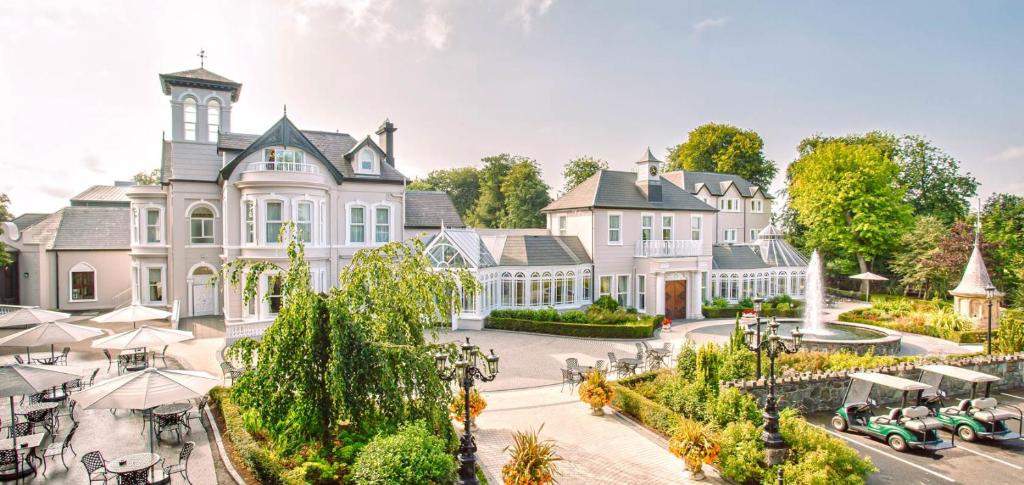 une image d'une grande maison blanche dans l'établissement Tullyglass House Hotel, à Ballymena