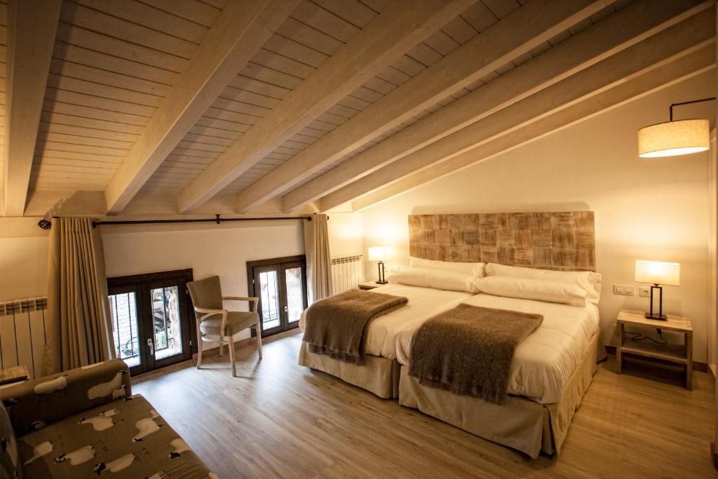 1 dormitorio con 1 cama grande en una habitación en Hotel Pura Vida, en Valgañón