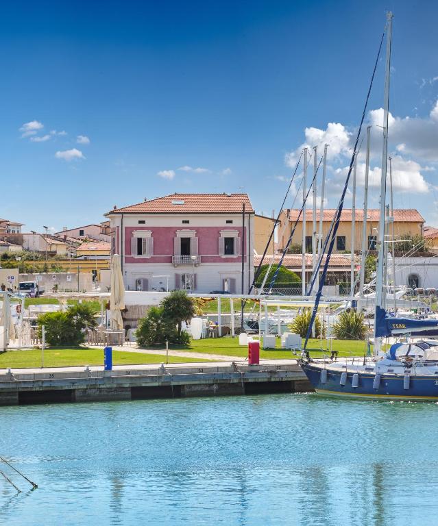 a marina with boats in the water and buildings at Villino Ermione in Marina di Pisa