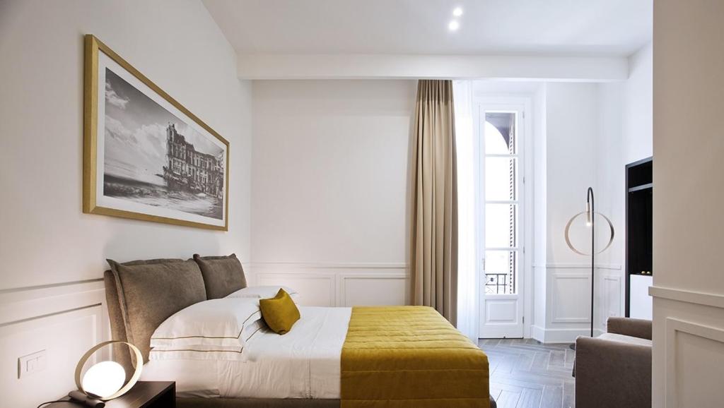 une chambre d'hôtel avec un lit et une télévision dans l'établissement Umberto34-Luxury Home, à Naples