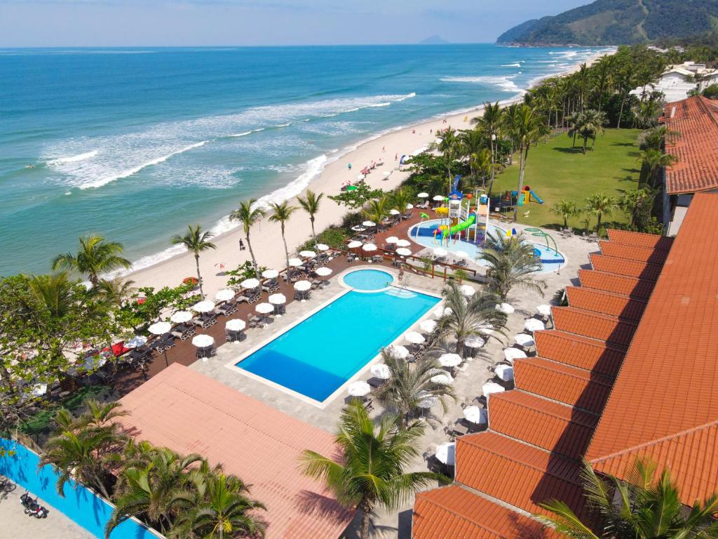 Beach Hotel Maresias في ماريسياز: اطلالة جوية على الشاطئ والمسبح في المنتجع