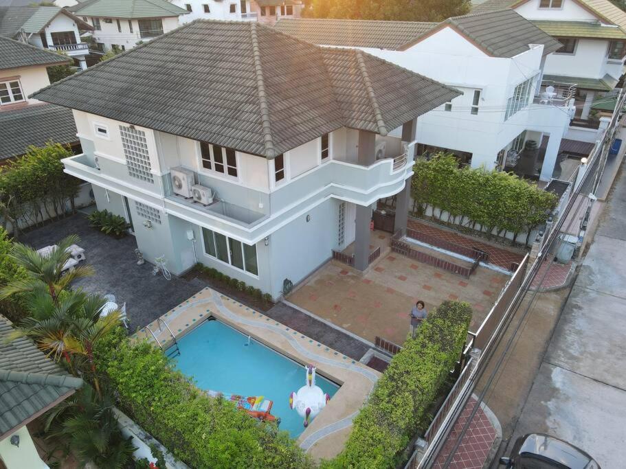 una vista aérea de una casa con piscina en Private Pool Villa Beach WashMachine @Rayong會說中文 en Ban Nong Si Tong
